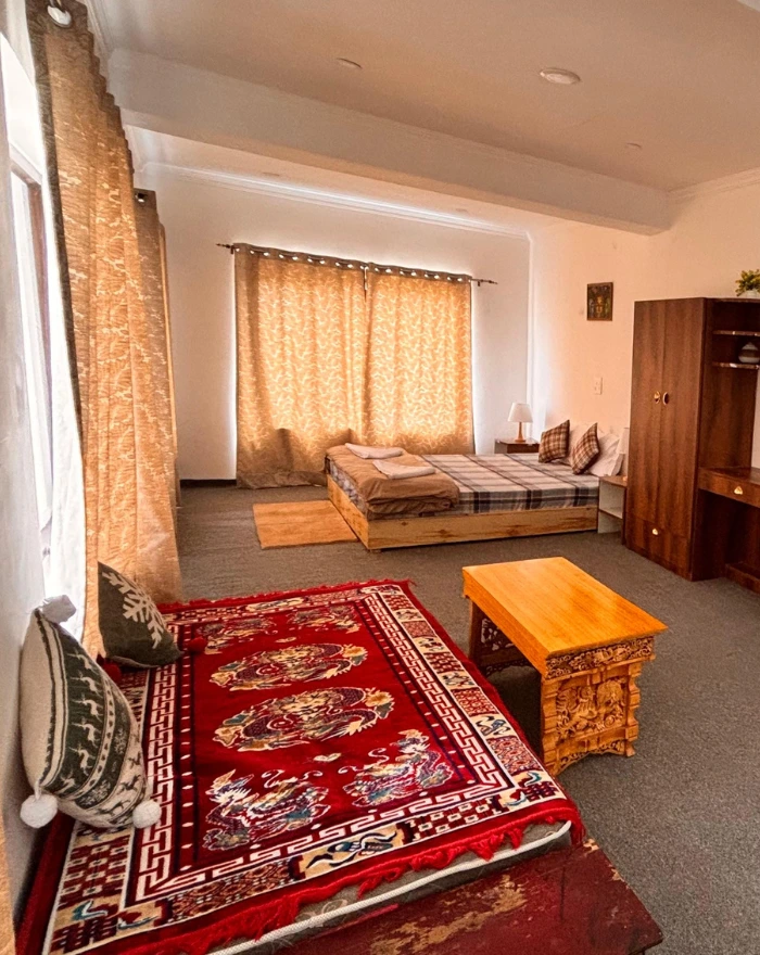 Casa Comforta interior with large windows